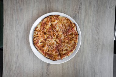 Yeni hazırlanmış yemek / yemek bir restoranda servis edilecek.