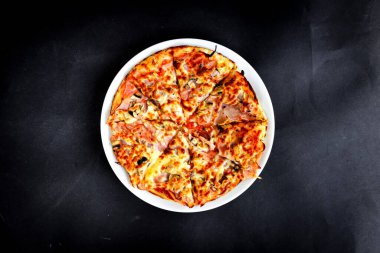 Yeni hazırlanmış yemek / yemek bir restoranda servis edilecek.