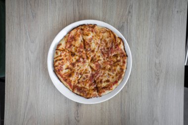 Yeni hazırlanmış yemek / yemek bir restoranda servis edilecek.