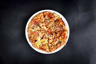 Yeni hazırlanmış yemek / yemek bir restoranda servis edilecek.