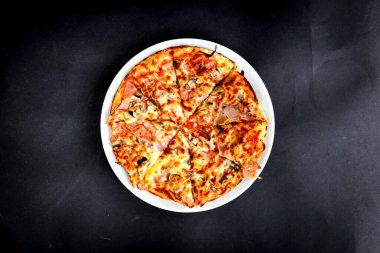 Yeni hazırlanmış yemek / yemek bir restoranda servis edilecek.