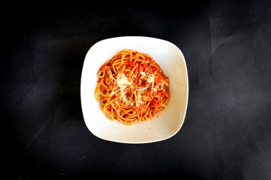 Yeni hazırlanmış yemek / yemek bir restoranda servis edilecek.