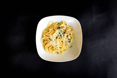 Yeni hazırlanmış yemek / yemek bir restoranda servis edilecek.