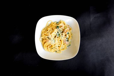 Yeni hazırlanmış yemek / yemek bir restoranda servis edilecek.