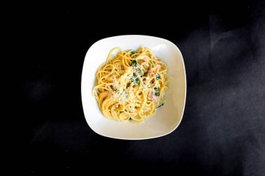 Yeni hazırlanmış yemek / yemek bir restoranda servis edilecek.