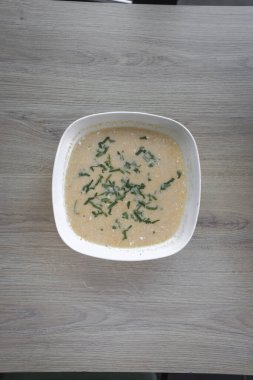 Yeni hazırlanmış yemek / yemek bir restoranda servis edilecek.