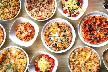 Yeni hazırlanmış yemek / yemek bir restoranda servis edilecek.