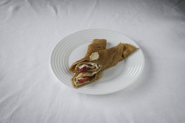 Yeni hazırlanmış yemek / yemek bir restoranda servis edilecek.