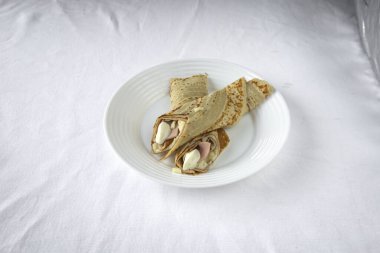 Yeni hazırlanmış yemek / yemek bir restoranda servis edilecek.