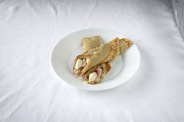 Yeni hazırlanmış yemek / yemek bir restoranda servis edilecek.