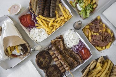 Yeni hazırlanmış yemek / yemek bir restoranda servis edilecek.