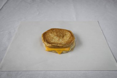 Yeni hazırlanmış yemek / yemek bir restoranda servis edilecek.