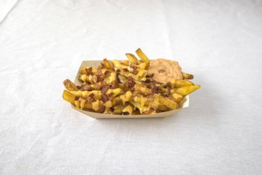 Yeni hazırlanmış yemek / yemek bir restoranda servis edilecek.