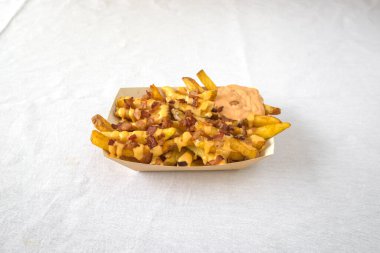 Yeni hazırlanmış yemek / yemek bir restoranda servis edilecek.