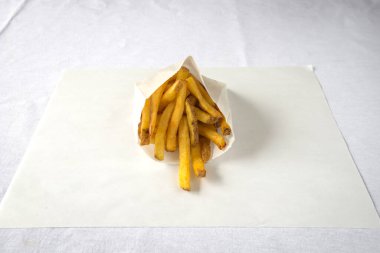 Yeni hazırlanmış yemek / yemek bir restoranda servis edilecek.
