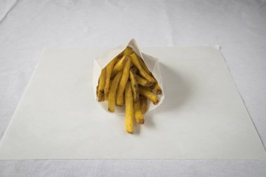 Yeni hazırlanmış yemek / yemek bir restoranda servis edilecek.