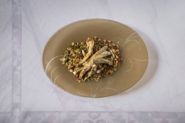 Yeni hazırlanmış yemek / yemek bir restoranda servis edilecek.