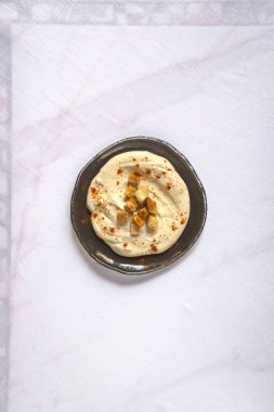 Yeni hazırlanmış yemek / yemek bir restoranda servis edilecek.