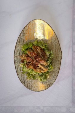 Yeni hazırlanmış yemek / yemek bir restoranda servis edilecek.