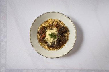 Yeni hazırlanmış yemek / yemek bir restoranda servis edilecek.