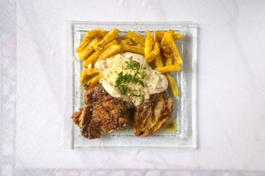 Yeni hazırlanmış yemek / yemek bir restoranda servis edilecek.