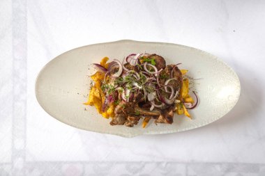 Yeni hazırlanmış yemek / yemek bir restoranda servis edilecek.