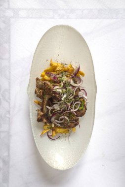 Yeni hazırlanmış yemek / yemek bir restoranda servis edilecek.