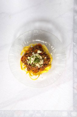 Yeni hazırlanmış yemek / yemek bir restoranda servis edilecek.