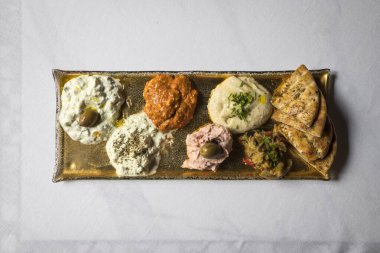 Yeni hazırlanmış yemek / yemek bir restoranda servis edilecek.