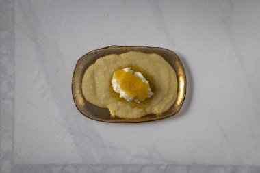 Yeni hazırlanmış yemek / yemek bir restoranda servis edilecek.