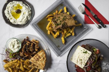 Yeni hazırlanmış yemek / yemek bir restoranda servis edilecek.