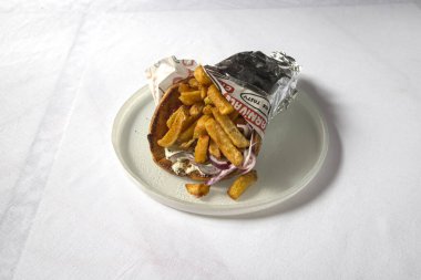 Yeni hazırlanmış yemek / yemek bir restoranda servis edilecek.