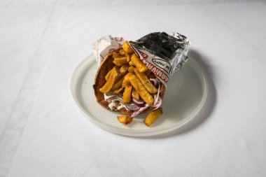 Yeni hazırlanmış yemek / yemek bir restoranda servis edilecek.