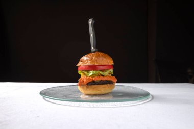 Yeni hazırlanmış yemek / yemek bir restoranda servis edilecek.