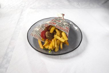 Yeni hazırlanmış yemek / yemek bir restoranda servis edilecek.