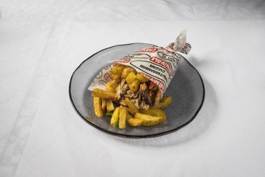 Yeni hazırlanmış yemek / yemek bir restoranda servis edilecek.