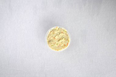 Yeni hazırlanmış yemek / yemek bir restoranda servis edilecek.