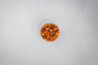 Yeni hazırlanmış yemek / yemek bir restoranda servis edilecek.