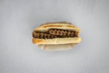 Yeni hazırlanmış yemek / yemek bir restoranda servis edilecek.