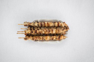 Yeni hazırlanmış yemek / yemek bir restoranda servis edilecek.