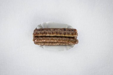 Yeni hazırlanmış yemek / yemek bir restoranda servis edilecek.