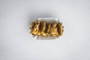 Yeni hazırlanmış yemek / yemek bir restoranda servis edilecek.