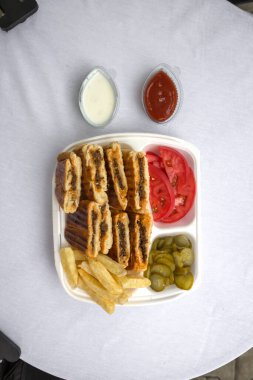 Yeni hazırlanmış yemek / yemek bir restoranda servis edilecek.