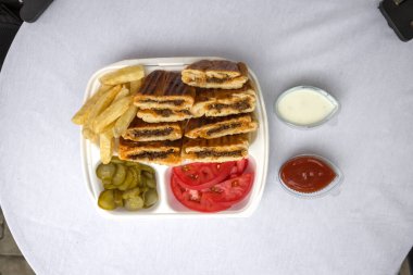 Yeni hazırlanmış yemek / yemek bir restoranda servis edilecek.