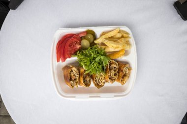 Yeni hazırlanmış yemek / yemek bir restoranda servis edilecek.