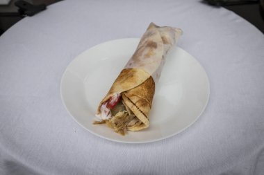 Yeni hazırlanmış yemek / yemek bir restoranda servis edilecek.