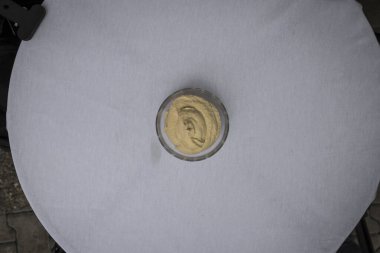 Yeni hazırlanmış yemek / yemek bir restoranda servis edilecek.