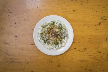 Yeni hazırlanmış yemek / yemek bir restoranda servis edilecek.