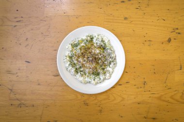 Yeni hazırlanmış yemek / yemek bir restoranda servis edilecek.