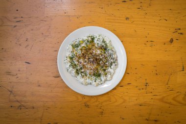 Yeni hazırlanmış yemek / yemek bir restoranda servis edilecek.